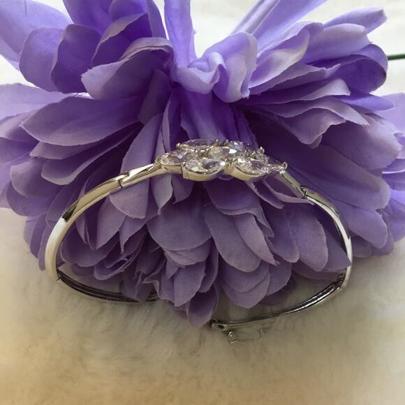 Elegant Silver Crystal Flower Bracelet - Picture 12 of 12